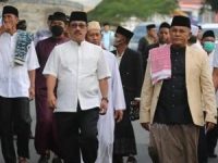 Pemkab Lampung Selatan menyerahkan sebanyak 53 ekor sapi kepada perwakilan panitia penyembelihan hewan qurban Takmir Masjid Agung Kalianda